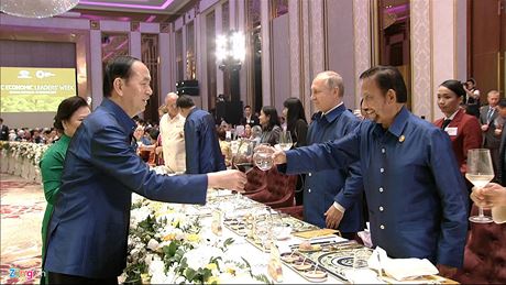Chủ tịch nước cụng ly chào mừng các nhà lãnh đạo tham dự APEC.