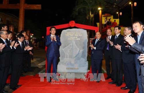 Thủ tướng Nguyễn Xuân Phúc và Thủ tướng Nhật Bản Shinzo Abe khai trương Không gian văn hóa Việt - Nhật tại thành phố Hội An, tỉnh Quảng Nam, tối 11/11.