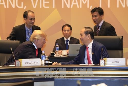 Chủ tịch nước Trần Đại Quang và Tổng thống Hoa Kỳ Donald Trump tại Phiên họp kín thứ nhất với chủ đề “Tăng trưởng sáng tạo, phát triển bao trùm và việc làm bền vững trong kỷ nguyên số” của Hội nghị các Nhà lãnh đạo Kinh tế APEC lần thứ 25, sáng 11/11.
