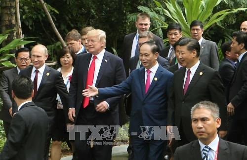 Trong ảnh (từ trái qua phải): Tổng thống Nga Vladimir Putin, Tổng thống Hoa Kỳ Donald Trump, Chủ tịch nước Trần Đại Quang, Chủ tịch Trung Quốc Tập Cận Bình trên đường tới địa điểm chụp ảnh chung, sau khi kết thúc Phiên họp kín thứ nhất của Hội nghị các Nhà lãnh đạo Kinh tế APEC lần thứ 25, sáng 11/11.