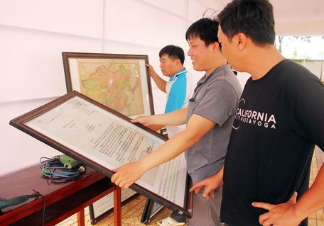 Triển lãm bản đồ và trưng bày tư liệu Hoàng Sa, Trường Sa của Việt Nam. Trong ảnh: Sở Thông tin- Truyền thông chuẩn bị các nội dung triển lãm tại Quảng trường huyện Vũng Liêm.