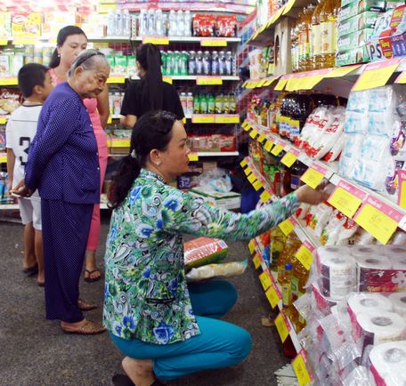 Các phiên chợ hàng Việt Nam về nông thôn giúp người dân dễ tiếp cận hàng Việt Nam hơn.