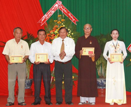 Ông Lê Quang Đạo- Ủy viên thường vụ Tỉnh ủy, Chủ tịch Ủy ban MTTQVN tỉnh trao kỷ niệm chương cho các đồng chí có nhiều cống hiến trong sự nghiệp đại đoàn kết toàn dân tộc.