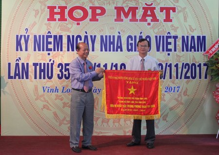Phó Bí thư Thường trực Tỉnh uỷ, Chủ tịch HĐND tỉnh- Trương Văn Sáu trao Cờ thi đua của Chính phủ cho Trường THPT Vĩnh Long.