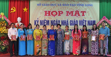 Bà Huỳnh Kim Nguyên- nguyên Phó Chủ tịch HĐND tỉnh trao danh hiệu “Viên phấn vàng” cho các nhà giáo.