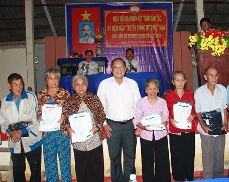 Đồng chí Nguyễn Bách Khoa- Ủy viên Thường vụ Tỉnh ủy, Trưởng Ban Tuyên giáo Tỉnh ủy đến dự ngày hội Đại đoàn kết tại ấp Phước Thạnh.