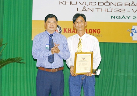 Ông Lê Văn Lập- Bí thư Huyện uỷ Vũng Liêm trao giải nhất cuộc thi Marathon tại Vũng Liêm cho tác giả đạt giải nhất- Huỳnh Thanh Thiện (Vĩnh Long).
