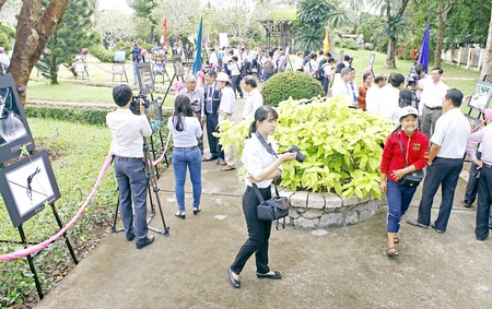 Quang cảnh khách tham gia, xem triển lãm tại khung viên Khu lưu niệm Cố Thủ tướng Võ Văn Kiệt tại huyện Vũng Liêm.  