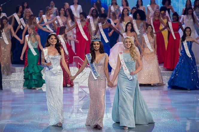 Hoa hậu Thế giới 2017 Manushi Chhillar (giữa) cùng Á hậu 1 Andrea Meza (trái) và Á hậu 2 Stephanie Hill 