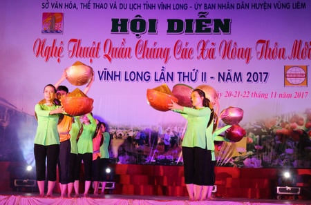  Tiết mục múa “Hồn quê” của đơn vị xã Chánh Hội (huyện Mang Thít).