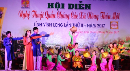 Phần trình diễn của đội văn nghệ quần chúng xã Mỹ Lộc- Tam Bình.