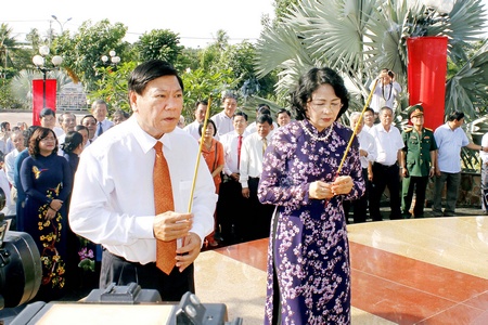 Phó Chủ tịch nước Đặng Thị Ngọc Thịnh và Bí thư Tỉnh ủy Vĩnh Long Trần Văn Rón dâng hương tại bia kỷ niệm Nam kỳ khởi nghĩa.