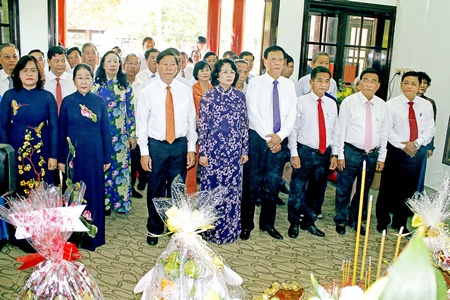 Phó Chủ tịch nước Đặng Thị và Bí thư Tỉnh ủy Vĩnh Long Trần Văn Rón dâng hương tại Khu Lưu niệm cố Thủ tướng Võ Văn Kiệt.