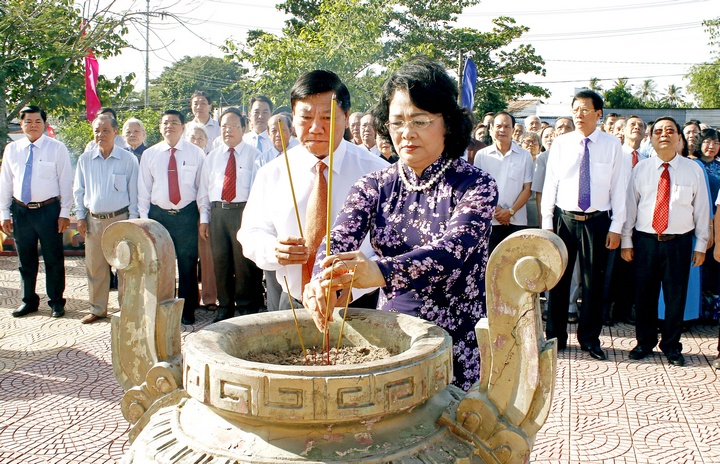Phó Chủ tịch nước Đặng Thị Ngọc Thịnh, cùng Bí thư Tỉnh uỷ tỉnh Vĩnh Long Trần Văn Rón, thắp hương tại tượng đài Đốc binh Lê Cẩn- Nguyễn Giao.