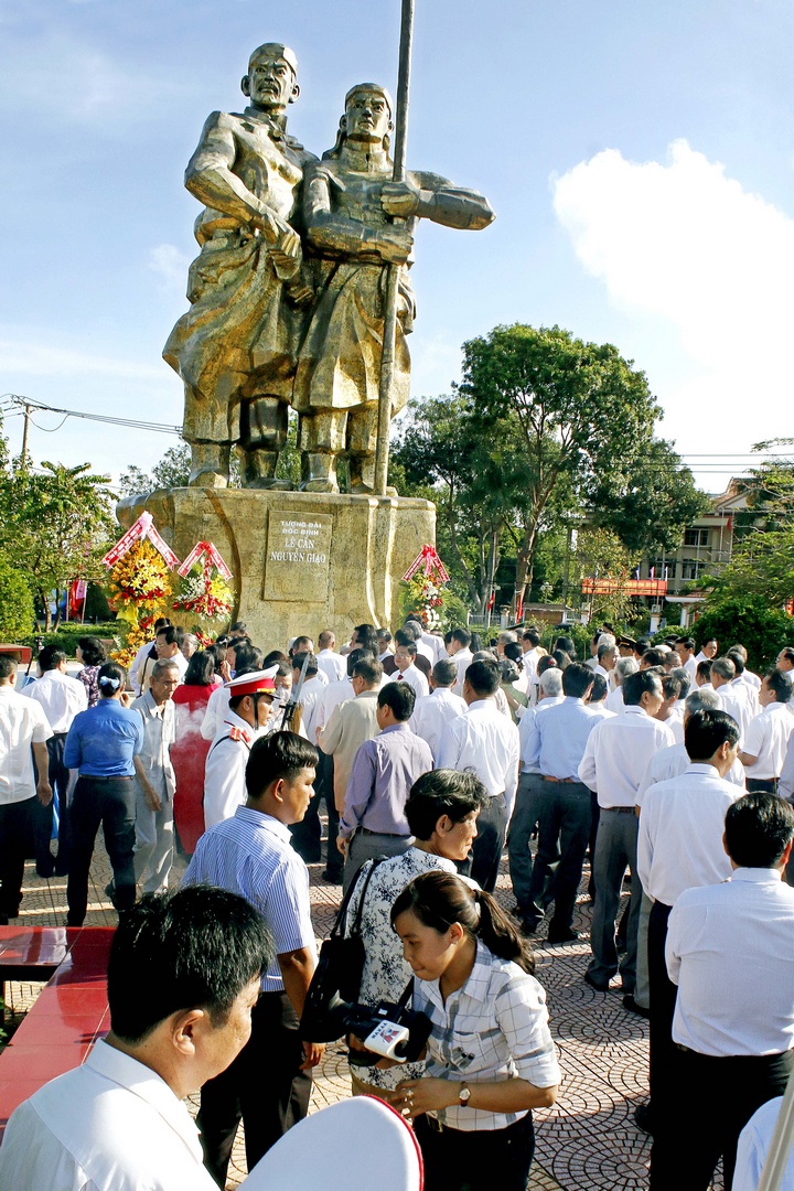 Đông đảo người dân, cán bộ đảng viên đến tham quan Khu Tưởng niệm cố Thủ tướng Võ Văn Kiệt và tượng đài Đốc binh Lê Cẩn- Nguyễn Giao.