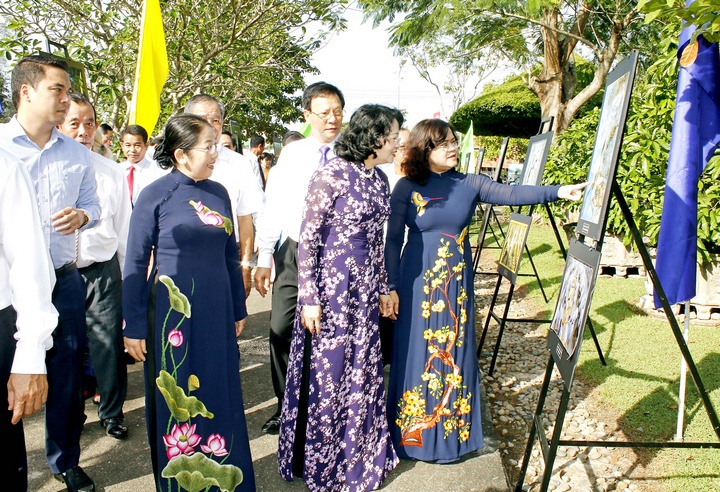 Lãnh đạo, đại biểu xem ảnh triển lãm tại Khu tưởng niệm cố Thủ tướng Võ Văn Kiệt.