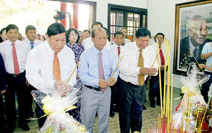 Bí thư Tỉnh uỷ tỉnh Vĩnh Long Trần Văn Rón cùng các đồng chí trong Ban Thường vụ Tỉnh ủy thắp hương tại Khu Tưởng niệm cố Thủ tướng Võ Văn Kiệt.