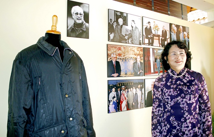 Phó Chủ tịch nước Đặng Thị Ngọc Thịnh tham quan chiếc áo kỷ vật của cố Thủ tướng Võ Văn Kiệt trong phòng trưng bày.