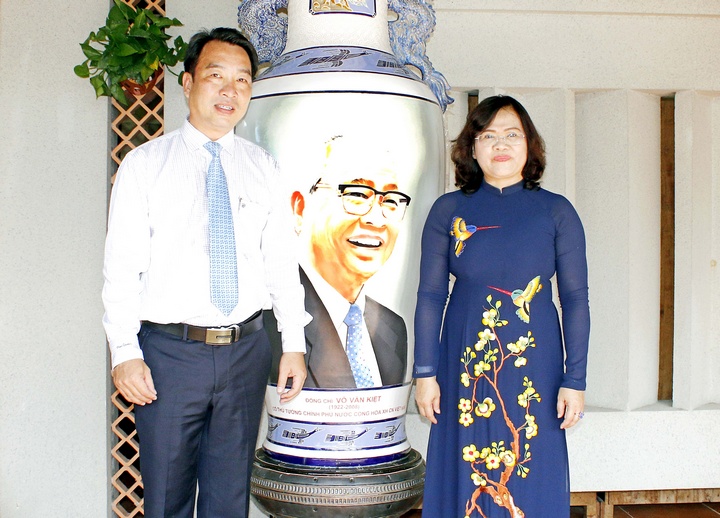  Lãnh đạo tỉnh Đồng Nai (phải) trao hai bình gốm sứ tặng Khu Tưởng niệm cố Thủ tướng Võ Văn Kiệt.
