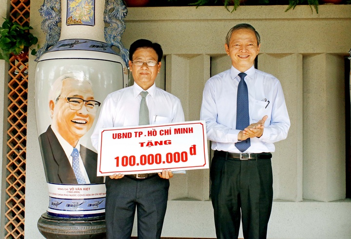 Dịp này, UBND TP Hồ Chí Minh tặng 100 triệu đồng để trang bị thêm cơ sở vật chất tại Khu Tưởng niệm.