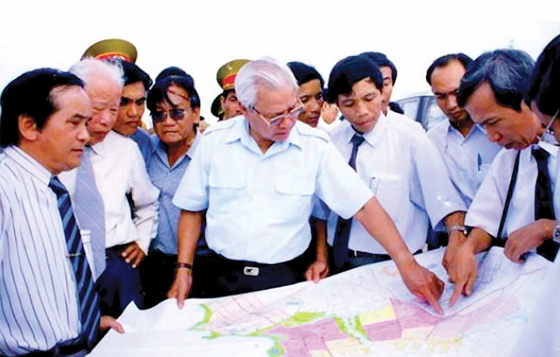 Thủ tướng Võ Văn Kiệt xem xét quy hoạch tổng thể dự án xây dựng thành phố Vạn Tường và khu công nghiệp lọc hóa dầu Dung Quất (tháng 7-1995)