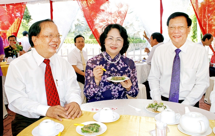 Phó Chủ tịch nước Đặng Thị Ngọc Thịnh cùng quý đại biểu thưởng thức một số loại bánh dân gian Nam Bộ.