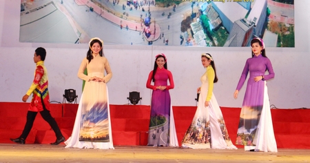 Đoàn viên thanh niên còn được xem màn trình diễn áo dài của Công ty Đào tạo người mẫu IL Model Cần Thơ
