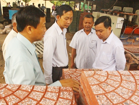 Đoàn giám sát của Tỉnh ủy khảo sát thực tế tại DNTN Phước Lộc Hải.
