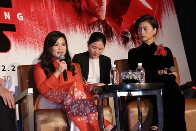 Kelly Marie Trần mặc áo dài đỏ xuất hiện cùng Ngô Thanh Vân mặc áo dài nhung đính hoa trong buổi họp báo sáng ngày 29/11.