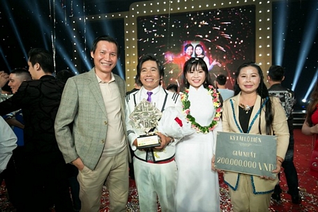Cả gia đình cùng hợp sức đã giúp cha con nghệ sĩ Hoàng Kha  đoạt Quán quân Kỳ tài lộ diện cùng 200 triệu đồng (ảnh Internet)