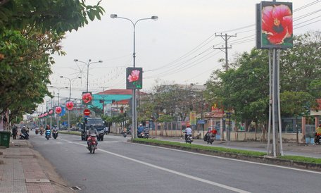 Dàn đèn led trị giá 27 tỷ đồng từ vốn xã hội hóa vừa được lắp đặt ở đường Nguyễn Huệ và Đinh Tiên Hoàng.