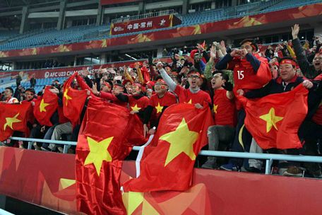  Cổ động viên Việt Nam trên khán đài sân Olympic Thường Châu cổ vũ cho U23 Việt Nam trong trận gặp U23 Qatar - Ảnh: N.K