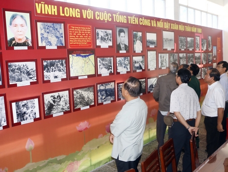 Đại biểu xem những hình ảnh quý báu được trưng bày tại Hội trường Tỉnh ủy về cuộc Tổng tiến công và nổi dậy Xuân Mậu Thân 1968.