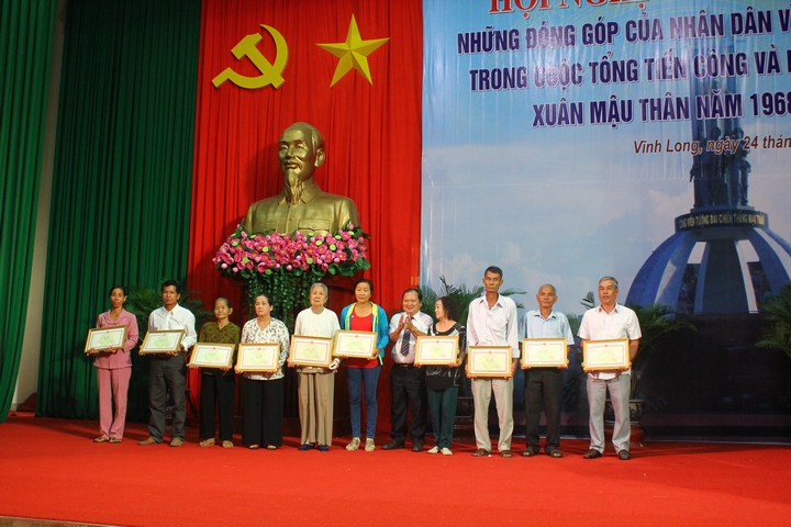 Chủ tịch UBND tỉnh- Nguyễn Văn Quang tặng bằng khen vinh danh những hộ gia đình có nhiều đóng góp về sức người, sức của trong cuộc Tổng tiến công và nổi dậy Xuân Mậu Thân 1968.