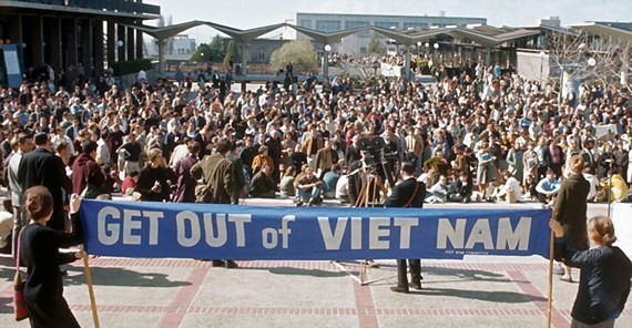 Nữ sinh của Đại học California - Berkeley (Mỹ) biểu tình phản đối chiến tranh Việt Nam năm 1968 Ảnh: History.com