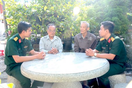 Chú Nguyễn Ký Ức (thứ hai từ trái sang) kể lại trận đánh Sân bay Vĩnh Long Xuân Mậu Thân 1968.