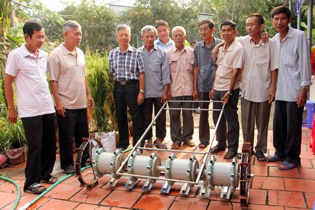 Máy sạ lúa nhiều cải tiến của Tổ sản xuất lúa giống ấp Phú Hữu Yên (xã Song Phú- Tam Bình).