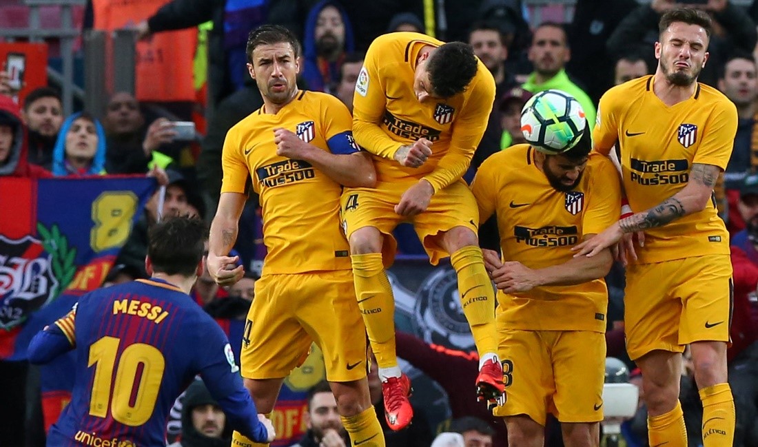 Pha đá phạt hàng rào ghi bàn cho Barca của Messi. Ảnh: REUTERS