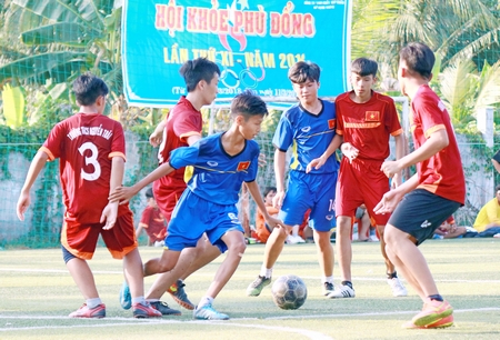 Pha tranh bóng trong trận tranh hạng ba, đội Nguyễn Trãi (áo đỏ) thắng đội Trần Phú 3-1.
