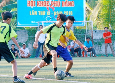 Pha tranh bóng trong trận chung kết, giữa đội Nguyễn Trường Tộ (trái) thắng Nguyễn Khuyến 5-2.
