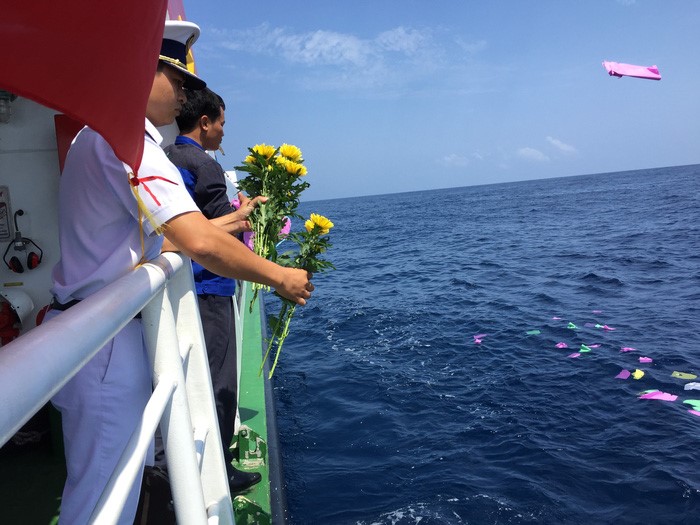 Vòng hoa tưởng nhớ các chiến sĩ hi sinh được thả trôi trên biển - Ảnh: B.D