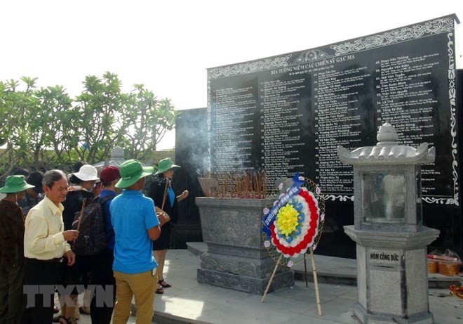 Dâng hương tại Bia tưởng niệm chiến sỹ Gạc Ma ở Khánh Hòa. (Ảnh minh họa: Nguyên Lý/TTXVN)
