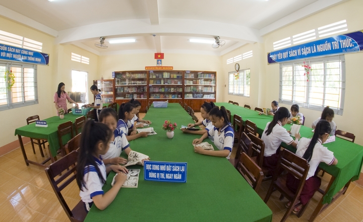 Ngoài việc dạy và học, các trường học còn lập phòng đọc sách cho học sinh.