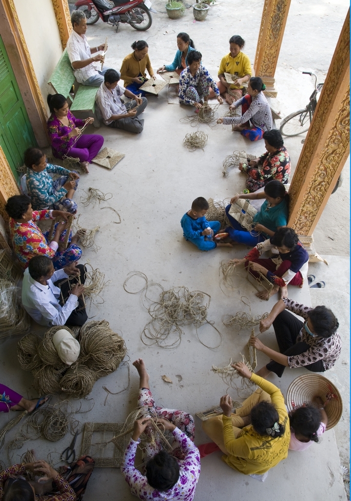 Những năm qua, TX luôn quan tâm, tạo cơ hội cho người dân có việc làm ổn định và nâng cao đời sống (Ảnh: Tổ chức dạy nghề đan giỏ cho đồng bào dân tộc Khmer tại xã Đông Bình)