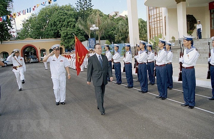 Thủ tướng Phan Văn Khải duyệt đội danh dự Quân chủng Hải quân, trong chuyến về thăm và làm việc với Quân chủng Hải quân, ngày 2/8/2005. (Ảnh: Thế Thuần/TTXVN)