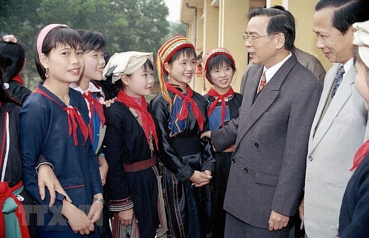 Thủ tướng Phan Văn Khải thăm và nói chuyện với các cháu học sinh Trường dân tộc nội trú Bắc Kạn, ngày 16/1/1998. (Ảnh: Thế Thuần/TTXVN)