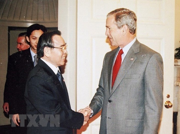 Thủ tướng Phan Văn Khải tại buổi hội đàm với Tổng thống Mỹ G.J.Bush tại phòng Ôvan, Nhà Trắng, ngày 21/6/2005. (Ảnh: Thế Thuần/TTXVN)
