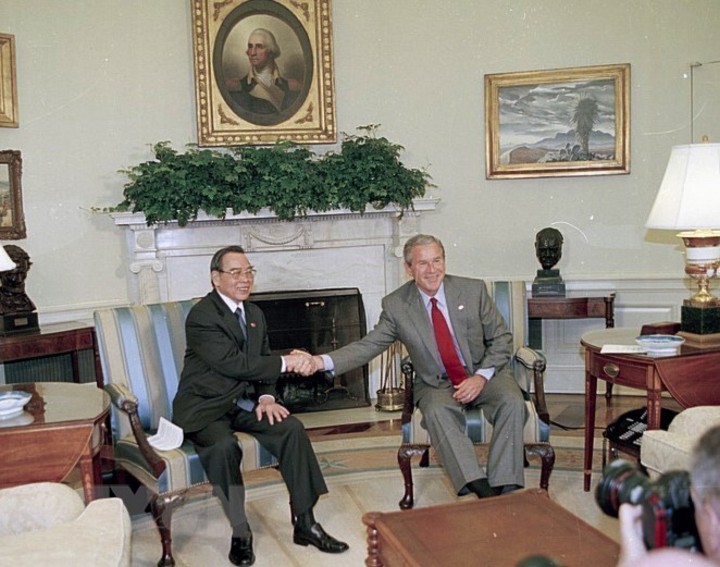 Thủ tướng Phan Văn Khải hội đàm với Tổng thống Mỹ G.J.Bush tại phòng Oval, Nhà Trắng, ngày 21/6/2005. (Ảnh: Thế Thuần/TTXVN)