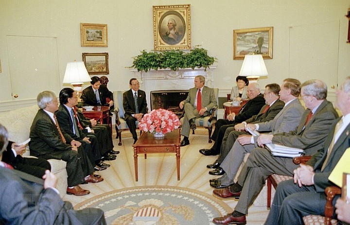 Trong ảnh: ​Thủ tướng Phan Văn Khải hội đàm với Tổng thống Mỹ G.J.Bush tại phòng Oval, Nhà Trắng, ngày 21/6/2005. (Ảnh: Thế Thuần/TTXVN)