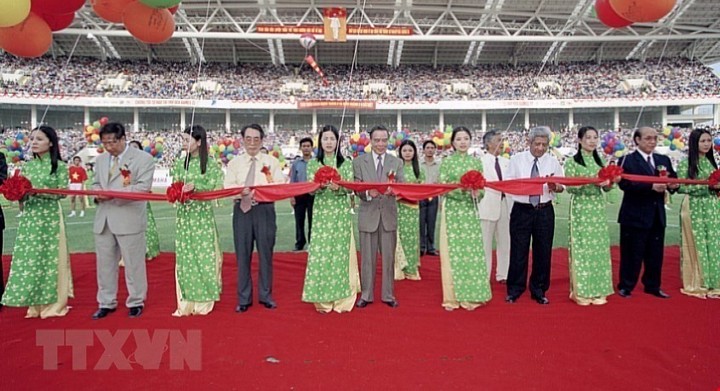 Thủ tướng Phan Văn Khải cắt băng khánh thành sân vận động Mỹ Đình, ngày 2/9/2003. (Ảnh: Thế Thuần/TTXVN)